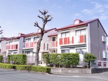 メナードフェイシャルサロン 上島4丁目店(MENARDフェイシャルサロン)の雰囲気（赤い屋根が目印のアパートの一階にあります）