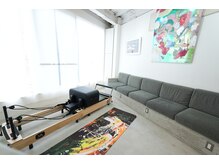 アート作品に囲まれた空間で完全パーソナルセッションを。