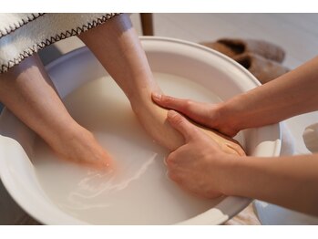 エンボディメントラボラトリー エイトレターズ(Embodiment Lab. 8 LETTERS)の写真/夕方になると脚がパンパン…。靴下の跡がなかなか消えない…。夏の重だる脚を台湾式足つぼでスッキリ！