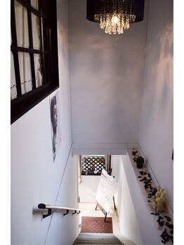 シュシュ(chou chou)/階段の天井にはシャンデリアが♪