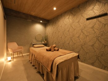 フローラ スパ(FLORA SPA)の写真/完全個室の落ち着いた空間で、経験豊富なセラピストが心と身体に寄り添う極上のアロマリンパマッサージ。