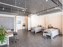ハリヤベース鍼灸整骨院(HaRiYa BaSe鍼灸整骨院)/施術ベッドと空間全体