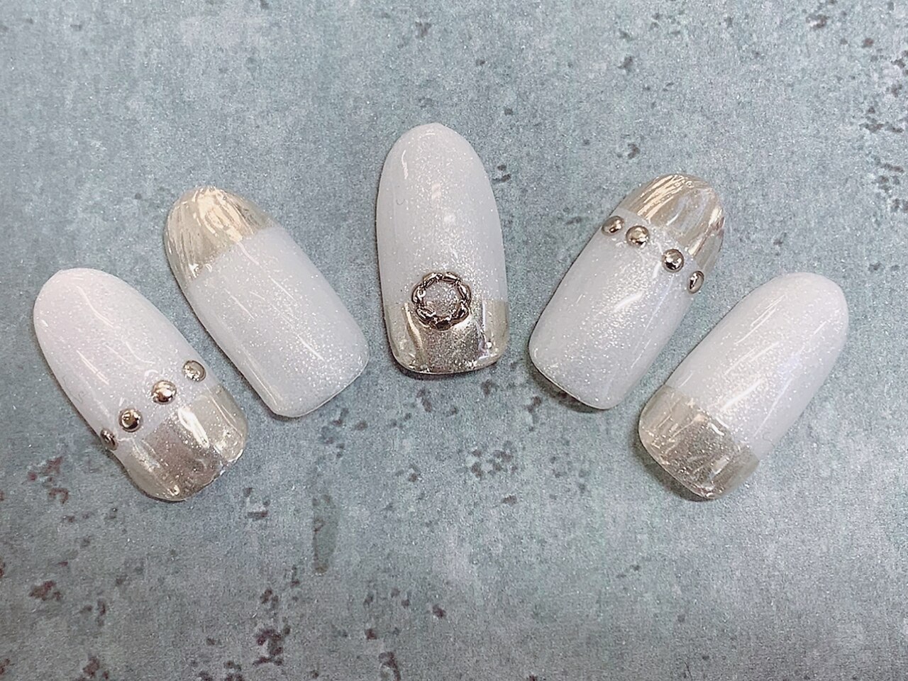 2026年冬トレンド】シルバーミラーのネイルデザイン集｜人気順｜3