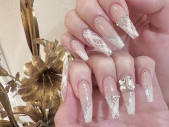 ラビィ(Raviy)/斜めフレンチネイル