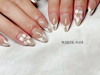 ホワイトネイル(WHITE NAIL)の写真/【クーポンオフ込4980円~/フットのARTも豊富!持ち込みデザインもOK】大人可愛いデザインで魅せる指先に