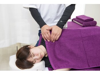 スカッと整体 鷺沼駅前店/《前肩、巻肩を改善！猫背矯正》