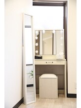 フォーゼ鍼灸整骨院/個室内にあるドレッサー