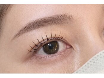 アールプラス 新宿(ar+)の写真/【新宿】やりすぎない大人ナチュラル★まつげパーマorマツエク×眉ワックスで洗練された目元に♪