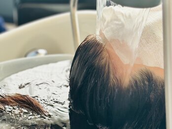 サロンドエー 帝塚山(Salon de A)の写真/話題の"頭の温泉"♪【頭浸浴+ヘッドスパ★シャンプーブロー込90分¥7980】頭からコリをほぐして小顔効果も◎
