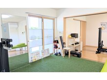 プラスリボディベース サガ(+Rebody Base Saga)の雰囲気（ストレッチを行えるスペースがあり、お子様連れでもOK！）