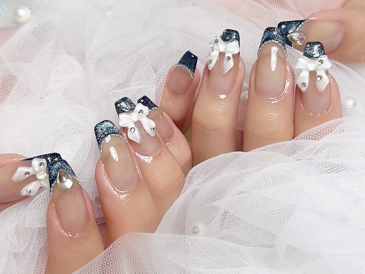 2025年-2026年冬トレンド】ネイビー リボンのネイルデザイン集｜人気順
