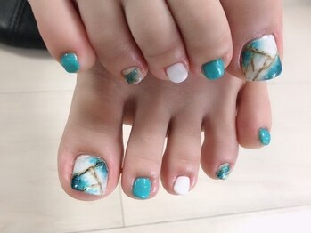 ブリリアント(Brilliant)の写真/お洒落さんは見えない所まで手を抜かない!≪魅力UPさせるフットネイル≫こだわりのフォルムで仕上がりも◎