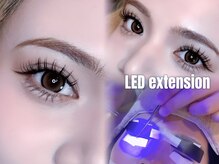 LEDまつ毛エクステ（シングルラッシュ）｜専用LEDライトで装着し、持続力の高い美しい目元へ◎