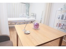 サティスサロン 浜町(satis salon)の雰囲気（青と白を基調としたプライベート空間）