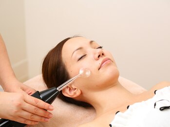 ヘアーアンドエステティックサロンタカネ(Takane)/【フェイシャル施術中】