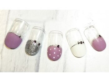 オハナレイ LEALEA FITNESS&SPA 東戸塚店内/水玉が可愛いガーリーネイル