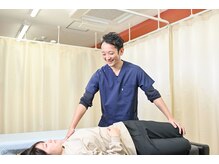 ひがし整骨院の雰囲気(カーテンで仕切られた個室での施術で、プライバシーにも配慮)