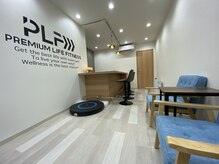 プレミアムライフフィットネス 浅草橋(PREMIUM LIFE FITNESS)の雰囲気（1FではWi-Fi・充電完備★会員はいつでも利用可能◎）