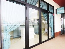 ホグミィ(HOG-Me)の雰囲気（ホグミィブルーの看板、大きなカーテンが目印です [ヘッドスパ]）