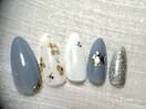 くすみブルーとお花ネイル