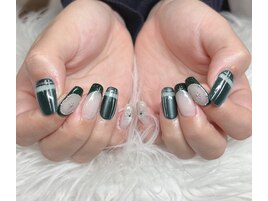 深いグリーンのデザインネイル