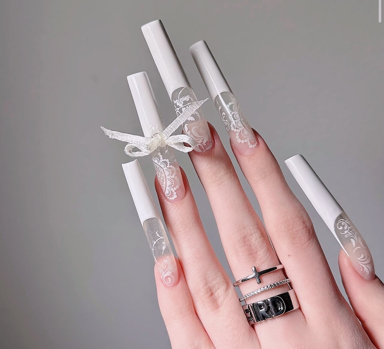 2025年秋トレンド】ホワイト スーパーロングのネイルデザイン集｜人気