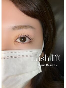 ビヨウシツチャーリーの写真/根元からぱっちり！毛先まできゅるんとまつ毛パーマ