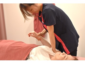 骨盤ダイエット専門サロン【骨盤ちゃん】ガーデン前橋店/施術風景/丁寧な手技