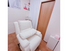 エヌフェイシャル(N.facial)の雰囲気（狭い室内ですが、リクライニングシートはふかふかで快適です）