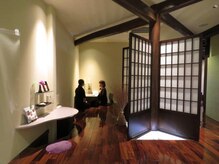 ラジェ 静岡城北店(LAGE)/心穏やかになる流線型の待合空間