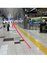 ビューティーアイラッシュ アズ熊谷店/改札を出たら右方向に進みます。