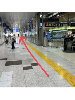 ビューティーアイラッシュ アズ熊谷店/改札を出たら右方向に進みます。