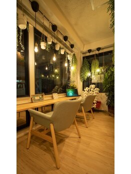 森のヘッドスパ/ペンダントライトの灯りでカフェ