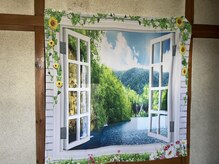 いとう整体院の雰囲気(入り口のタペストリー。未来への扉を開けます。)