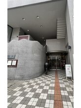 リアン/サロン入り口／JR王寺駅徒歩3分