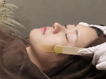アメリアスキンラボ 天神店(Amelia Skin Lab.)の写真/【透明感UP】くすみの原因の“産毛と角質”をセットで除去！はちみつ成分配合艶肌フェイシャルワックス♪