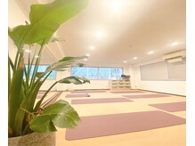 プレミアムヨガアンドピラティス 白金高輪駅前店(Premium Yoga&Pilates)の雰囲気（白金高輪駅より徒歩1分！！日当たりの良いスタジオです♪ ）