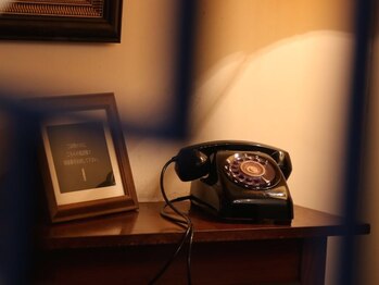 イットトワ(ittotowa)/インターフォンは黒電話です