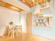 ハレヨガハワイ 大倉山(HaleYogaHawaii)の雰囲気（心が落ち着く色使い）