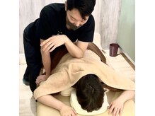 ぐぐっとの雰囲気（深い圧で背中にジワ～～っと）