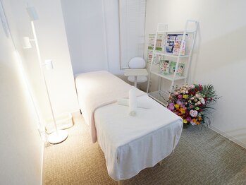 ラプリ 大阪心斎橋店(Raplit)/個室の施術ベッドルーム