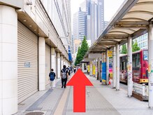 ザブロウ 新宿西口店(THE BROW)/50mほど直進