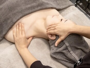 ラグ(LUXU)の写真/《艶肌小顔を目指すならLUXUに!》お顔の筋肉をほぐしてキュッと引き締め◎艶肌と小顔を同時に叶えることも!