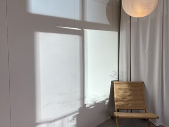 セン(CENN)の写真/大きな窓があり明るく解放感のあるこだわりサロン♪周りを気にせずゆったり寛ぎながらお過ごしください☆