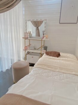 サロン ド ボーテル ヴィ(salon de beaute REVI)の写真/【シミ改善】透明感あふれる素肌へ導く美白ケア◎くすみケア/紫外線ケア/黒ずみケアをして明るい肌印象に♪