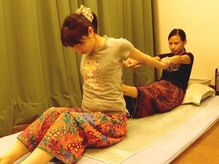 タイ古式マッサージ ランプーン/背中をぐぐーっと