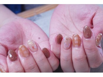 プチリリィ(Petit Lily)/ブラウン系の秋ネイル