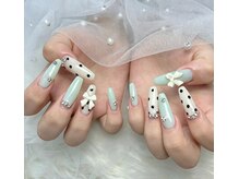 アールズネイル(R-s nail)の雰囲気（ヌードフレンチに蝶パールチャーム付き、清楚で上品な大人ネイル）