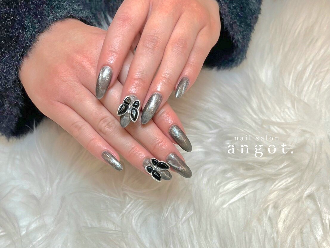 2025年-2026年冬トレンド】シルバー ワンカラー ハンドのネイル