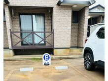 駐車場はお客様駐車場の看板を目印です